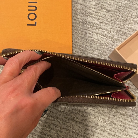 Authentic Louis Vuitton Wallet; Like New - Picture 14 of 16